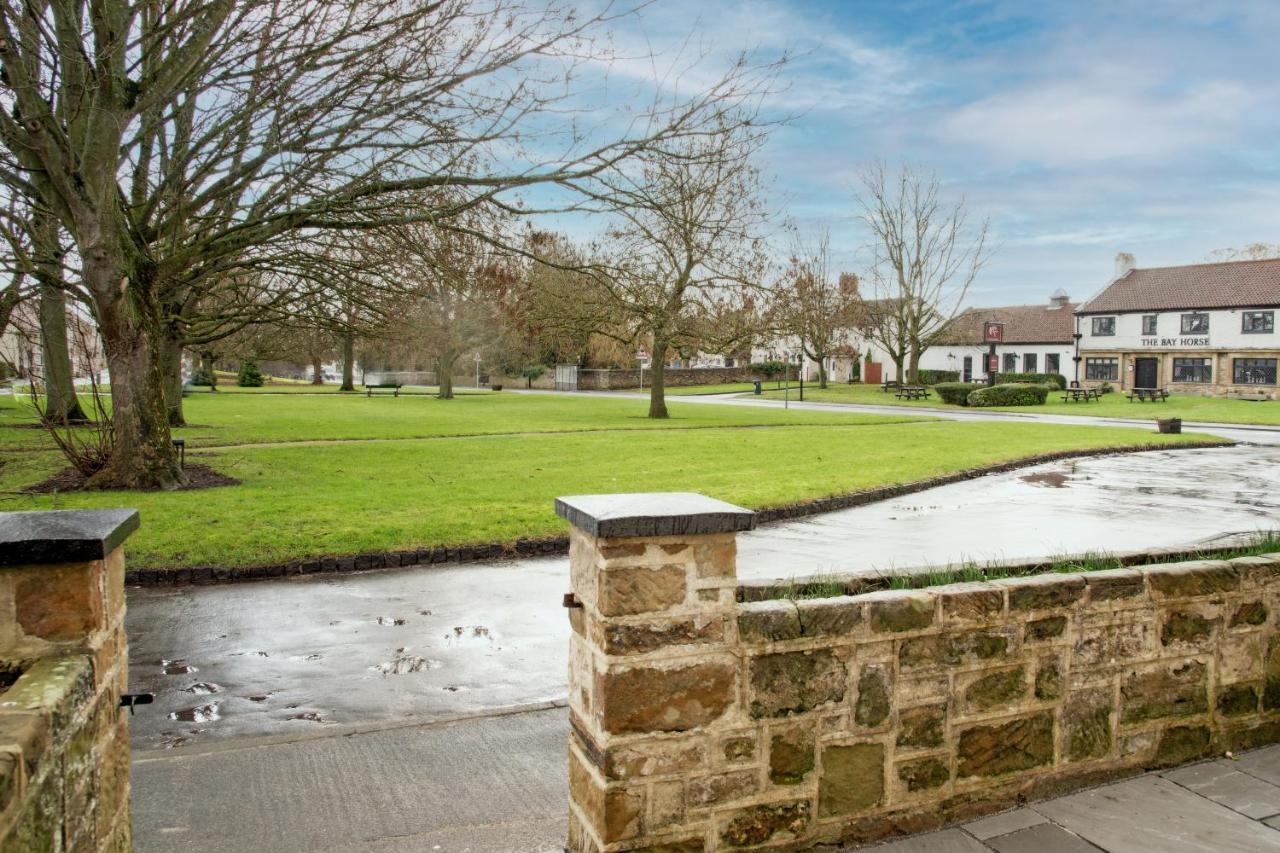 Work And Relax - Fast Wifi, Fireplace & Near Pub Newton Aycliffe Esterno foto
